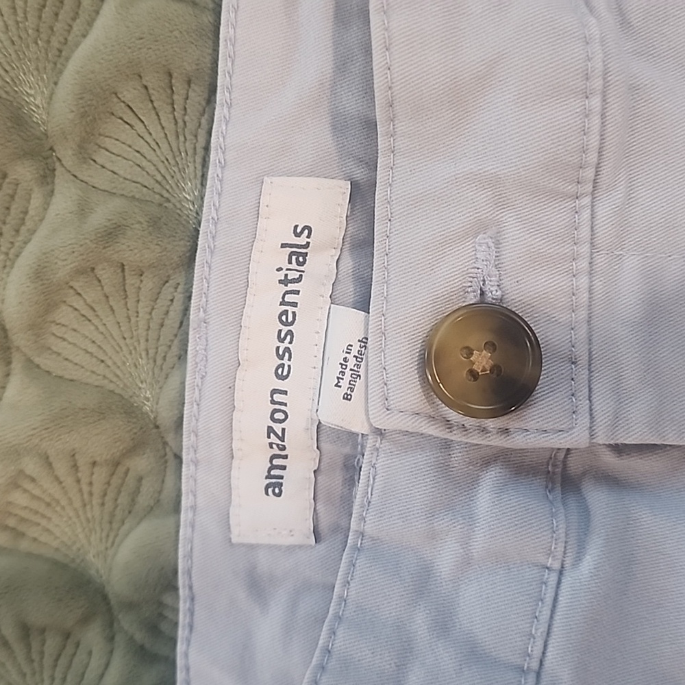 Amazon Essentials Light Gray Short Mid Length Siz… - image 4